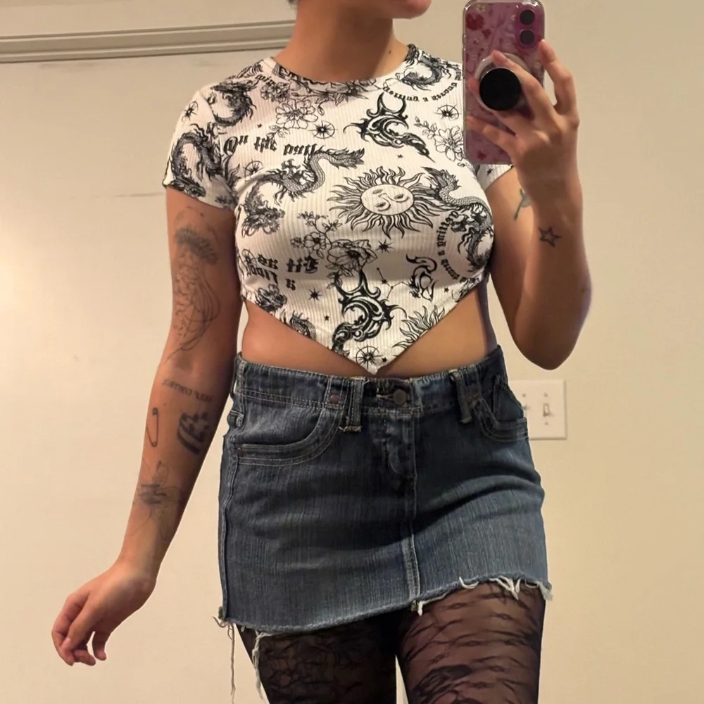 black & white celestial dragon graphic cropped tee - Picture 4 of 5